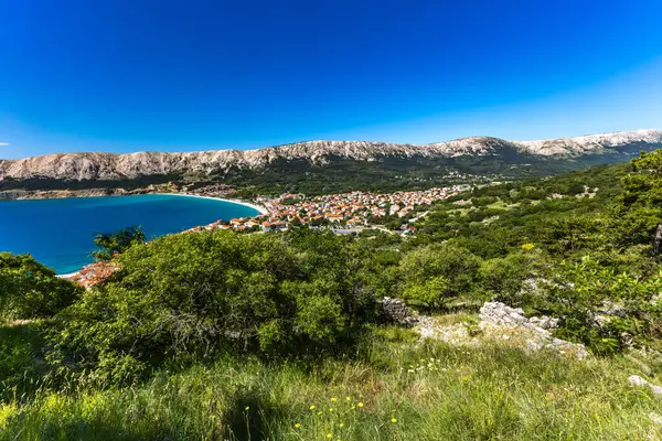 Baska 'dan mezarlığa ve St. John Kilisesi' ne uzanan turistik patika, Baska Kilisesi harabeleri, yukarıdan şehir manzarası, KR adasında plajı olan bir panorama.