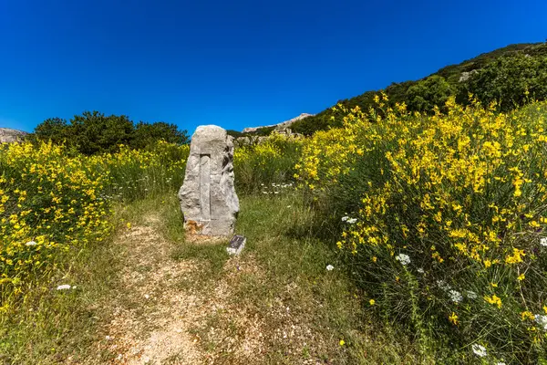 St. Christopher Kilisesi harap olmuş, KR adasındaki Baska kasabasının üzerindeki eski duvarlar.