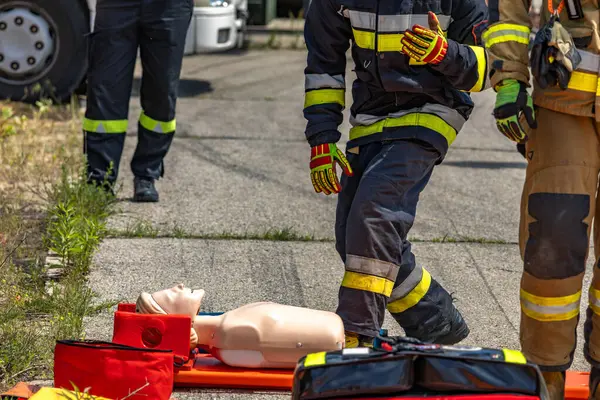 İtfaiye kurtarma operasyonunun bir gösterisi. İtfaiyeci tarafından enkaz halindeki bir arabadan çıkarılan bir manken.