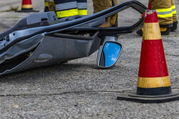 Kaza mahalli, caddedeki araba kapısı, yoldaki uyarı noktası, kaza yerindeki itfaiyeciler kurtarma operasyonu.