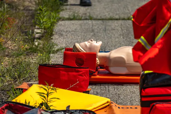 İtfaiye kurtarma operasyonunun bir gösterisi. İtfaiyeci tarafından enkaz halindeki bir arabadan çıkarılan bir manken.