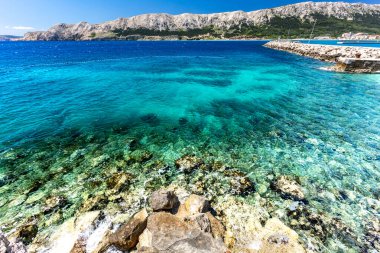 KR adasındaki Baska 'da Adriyatik Denizi' nde masmavi bir su.