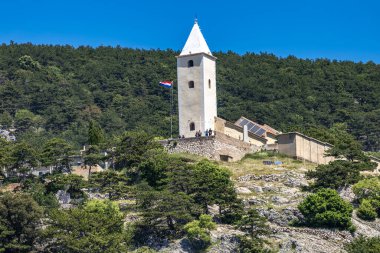 St. John Kilisesi, Baska kasabasının yukarısındaki KRK adasında bir tepenin üzerinde.