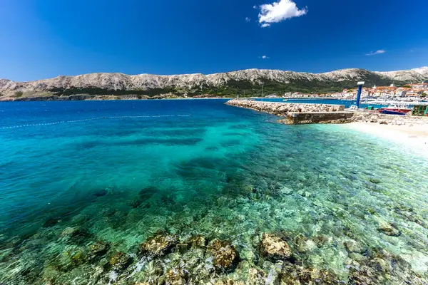 KR adasındaki Baska 'da Adriyatik Denizi' nde masmavi bir su.