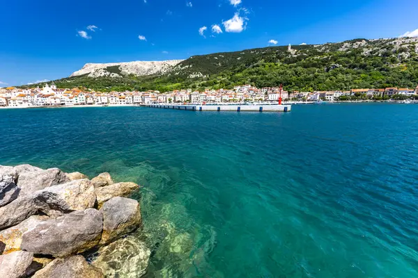 KR adasındaki Baska 'da Adriyatik Denizi' nde masmavi bir su.