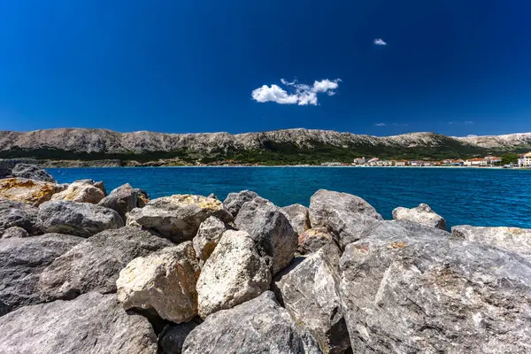 Adriyatik Denizi 'nin kayalık kıyıları, Baska' nın manzarası, eski kasabayı gezmek, Adriyatik Denizi 'nin masmavi suları.