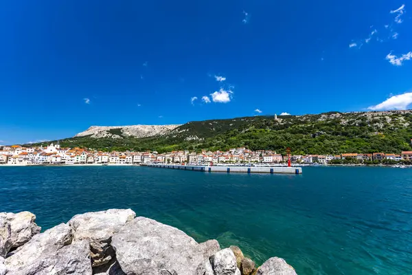 Adriyatik Denizi 'nin kayalık kıyıları, Baska' nın manzarası, eski kasabayı gezmek, Adriyatik Denizi 'nin masmavi suları.