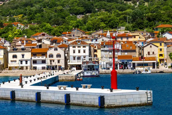 Baska 'da bir deniz feneri olan iskele KRK adasında, yaz mevsiminde şehirde bir yürüyüş ve gezi.