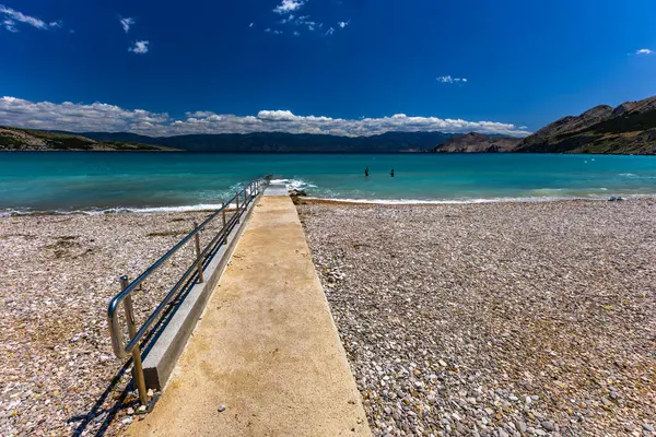 Plaj tekerlekli sandalyede hareket eden engelliler için uyarlandı, Adriyatik Denizi 'ne beton giriş engelliler için koruyucu bir parmaklık ile, 
