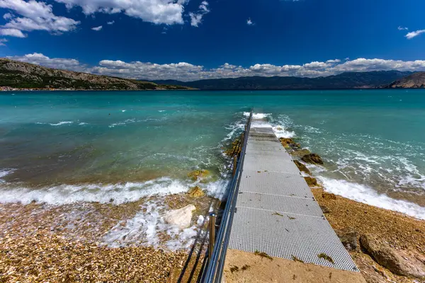 Plaj tekerlekli sandalyede hareket eden engelliler için uyarlandı, Adriyatik Denizi 'ne beton giriş engelliler için koruyucu bir parmaklık ile, 