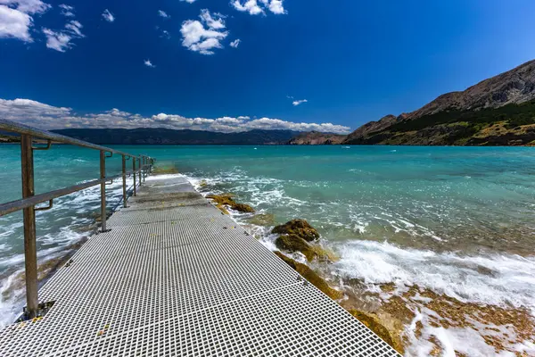 Plaj tekerlekli sandalyede hareket eden engelliler için uyarlandı, Adriyatik Denizi 'ne beton giriş engelliler için koruyucu bir parmaklık ile, 