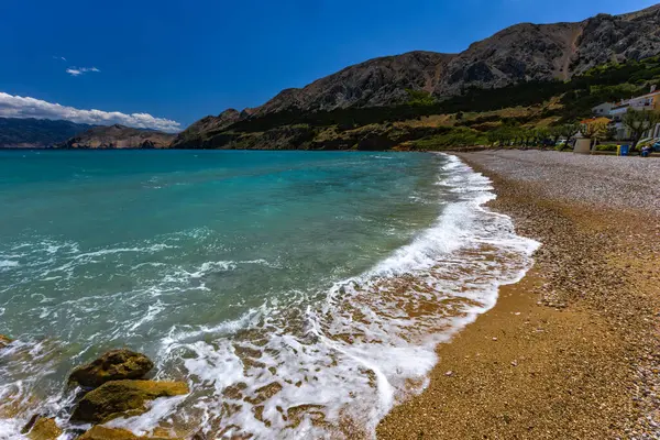 Bomboş, geniş, çakıl taşlı plajlar Baska 'da turistler olmadan mevsimden önce KRK adasında