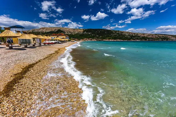 Bomboş, geniş, çakıl taşlı plajlar Baska 'da turistler olmadan mevsimden önce KRK adasında