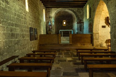 Jurandvor, Hırvatistan - 30 Mayıs 2025: Hırvatistan 'ın KRK adası yakınlarındaki Baska yakınlarındaki Jurandvor köyünden kalma taş bir temel olan Hırvat Glagotik yazısının gizli eserlerinden biri olan Baska Slab