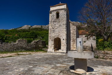 Jurandvor, Hırvatistan - 30 Mayıs 2025: Hırvatistan 'ın KRK adası yakınlarındaki Baska yakınlarındaki Jurandvor köyünden kalma taş bir temel olan Hırvat Glagotik yazısının gizli eserlerinden biri olan Baska Slab