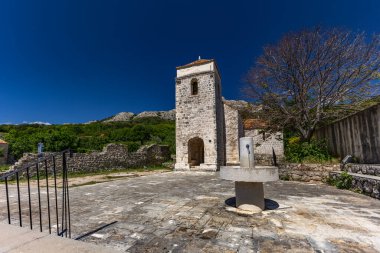 Jurandvor, Hırvatistan - 30 Mayıs 2025: Hırvatistan 'ın KRK adası yakınlarındaki Baska yakınlarındaki Jurandvor köyünden kalma taş bir temel olan Hırvat Glagotik yazısının gizli eserlerinden biri olan Baska Slab