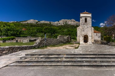 Jurandvor, Hırvatistan - 30 Mayıs 2025: Hırvatistan 'ın KRK adası yakınlarındaki Baska yakınlarındaki Jurandvor köyünden kalma taş bir temel olan Hırvat Glagotik yazısının gizli eserlerinden biri olan Baska Slab