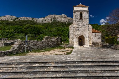 Jurandvor, Hırvatistan - 30 Mayıs 2025: Hırvatistan 'ın KRK adası yakınlarındaki Baska yakınlarındaki Jurandvor köyünden kalma taş bir temel olan Hırvat Glagotik yazısının gizli eserlerinden biri olan Baska Slab