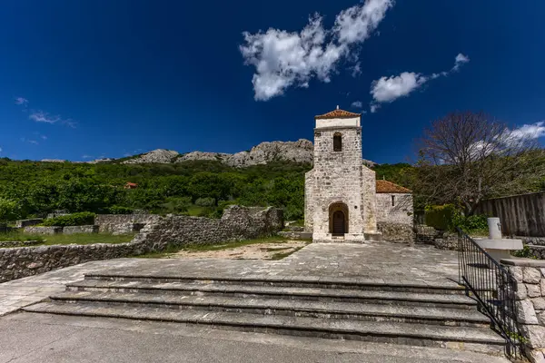 Jurandvor, Hırvatistan - 30 Mayıs 2025: Hırvatistan 'ın KRK adası yakınlarındaki Baska yakınlarındaki Jurandvor köyünden kalma taş bir temel olan Hırvat Glagotik yazısının gizli eserlerinden biri olan Baska Slab