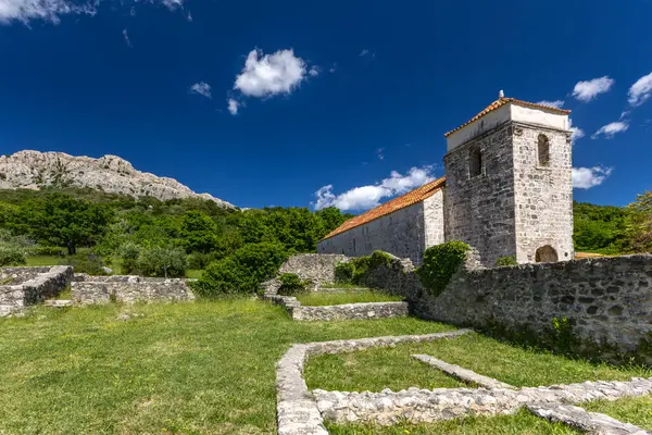 Jurandvor, Hırvatistan - 30 Mayıs 2025: Hırvatistan 'ın KRK adası yakınlarındaki Baska yakınlarındaki Jurandvor köyünden kalma taş bir temel olan Hırvat Glagotik yazısının gizli eserlerinden biri olan Baska Slab