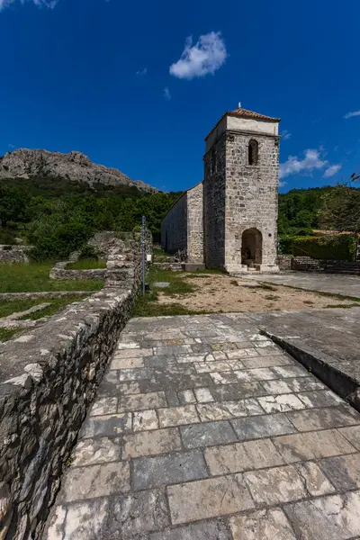 Jurandvor, Hırvatistan - 30 Mayıs 2025: Hırvatistan 'ın KRK adası yakınlarındaki Baska yakınlarındaki Jurandvor köyünden kalma taş bir temel olan Hırvat Glagotik yazısının gizli eserlerinden biri olan Baska Slab