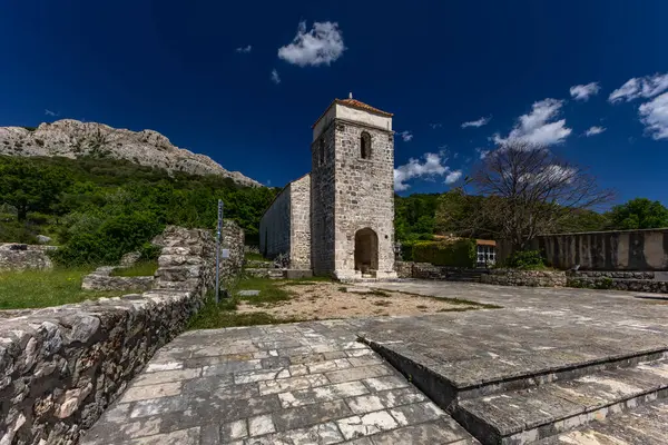 Jurandvor, Hırvatistan - 30 Mayıs 2025: Hırvatistan 'ın KRK adası yakınlarındaki Baska yakınlarındaki Jurandvor köyünden kalma taş bir temel olan Hırvat Glagotik yazısının gizli eserlerinden biri olan Baska Slab