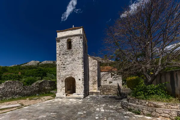 Jurandvor, Hırvatistan - 30 Mayıs 2025: Hırvatistan 'ın KRK adası yakınlarındaki Baska yakınlarındaki Jurandvor köyünden kalma taş bir temel olan Hırvat Glagotik yazısının gizli eserlerinden biri olan Baska Slab