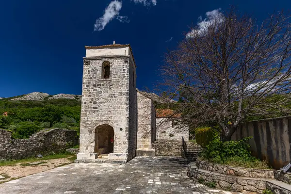 Jurandvor, Hırvatistan - 30 Mayıs 2025: Hırvatistan 'ın KRK adası yakınlarındaki Baska yakınlarındaki Jurandvor köyünden kalma taş bir temel olan Hırvat Glagotik yazısının gizli eserlerinden biri olan Baska Slab