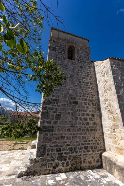 Jurandvor, Hırvatistan - 30 Mayıs 2025: Hırvatistan 'ın KRK adası yakınlarındaki Baska yakınlarındaki Jurandvor köyünden kalma taş bir temel olan Hırvat Glagotik yazısının gizli eserlerinden biri olan Baska Slab