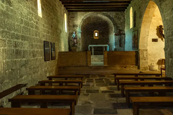 Jurandvor, Hırvatistan - 30 Mayıs 2025: Hırvatistan 'ın KRK adası yakınlarındaki Baska yakınlarındaki Jurandvor köyünden kalma taş bir temel olan Hırvat Glagotik yazısının gizli eserlerinden biri olan Baska Slab