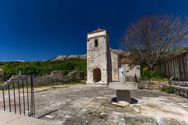 Jurandvor, Hırvatistan - 30 Mayıs 2025: Hırvatistan 'ın KRK adası yakınlarındaki Baska yakınlarındaki Jurandvor köyünden kalma taş bir temel olan Hırvat Glagotik yazısının gizli eserlerinden biri olan Baska Slab