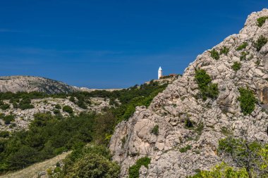 KRK Hırvatistan adasındaki Baska 'dan Vela Luka plajına yürüyüş yolu