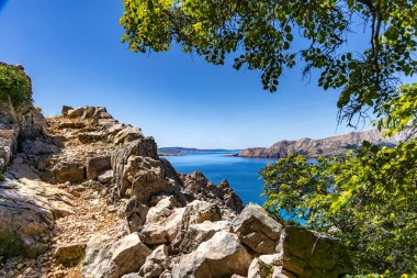 KR adasındaki Baska 'dan Vela Luka plajına yürüyüş yolu.