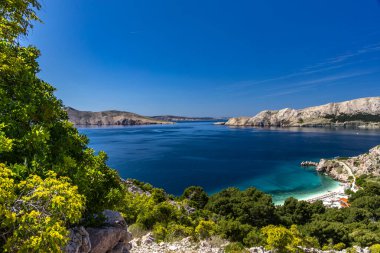 Baska 'dan KRK adasındaki Vela Luka plajına kadar olan dağ patikasından Baska kasabasının panoramik manzarası