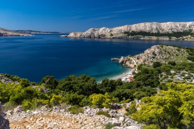 Baska 'dan KRK adasındaki Vela Luka plajına kadar olan dağ patikasından Baska kasabasının panoramik manzarası