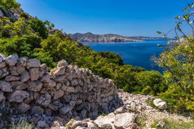 KRK Hırvatistan adasındaki Baska 'dan Vela Luka plajına yürüyüş yolu