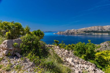 Baska 'dan KRK adasındaki Vela Luka plajına kadar olan dağ patikasından Baska kasabasının panoramik manzarası