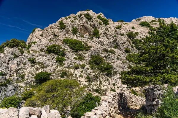KRK Hırvatistan adasındaki Baska 'dan Vela Luka plajına yürüyüş yolu