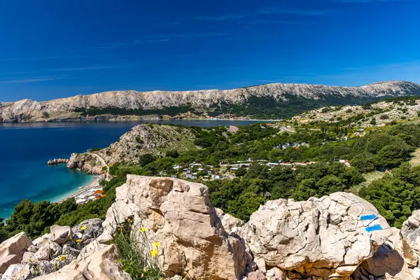 Baska 'dan KRK adasındaki Vela Luka plajına kadar olan dağ patikasından Baska kasabasının panoramik manzarası