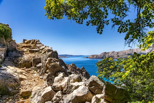KR adasındaki Baska 'dan Vela Luka plajına yürüyüş yolu.