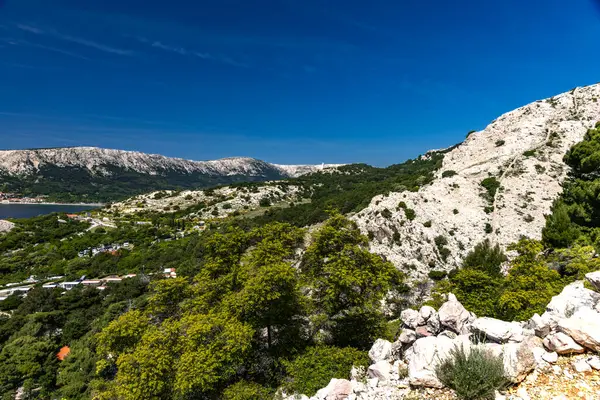 Baska 'dan KRK adasındaki Vela Luka plajına kadar olan dağ patikasından Baska kasabasının panoramik manzarası