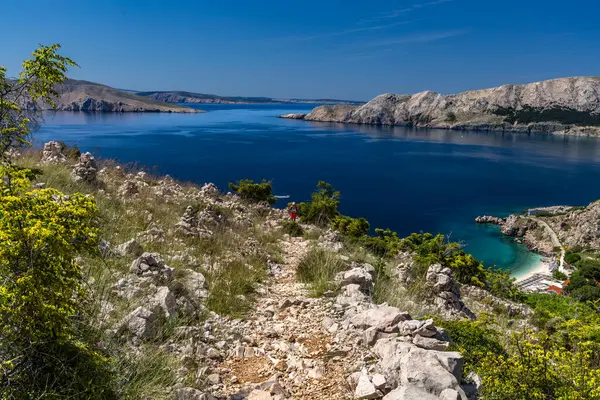 Baska 'dan KRK adasındaki Vela Luka plajına kadar olan dağ patikasından Baska kasabasının panoramik manzarası
