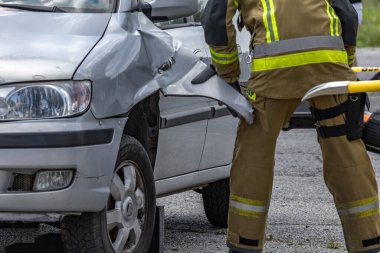 Kurtarma operasyonu sırasında, kapana kısılmış ve bilinci yerinde olmayan sürücüyü arabadan çıkarmak için üç itfaiyeci kaza yaptıktan sonra bir arabayı kesmiş.