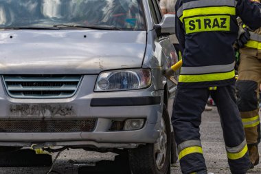 Kurtarma operasyonu sırasında, kapana kısılmış ve bilinci yerinde olmayan sürücüyü arabadan çıkarmak için üç itfaiyeci kaza yaptıktan sonra bir arabayı kesmiş.