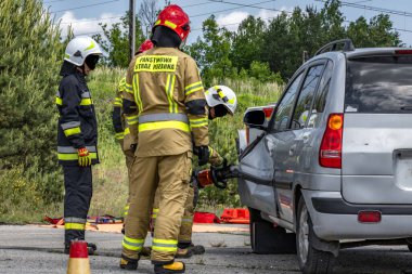 Kurtarma operasyonu sırasında, kapana kısılmış ve bilinci yerinde olmayan sürücüyü arabadan çıkarmak için üç itfaiyeci kaza yaptıktan sonra bir arabayı kesmiş.