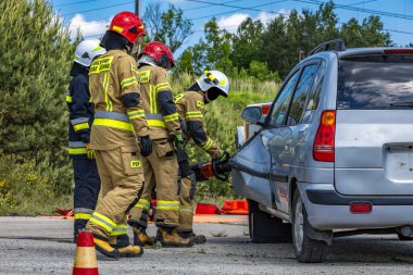 Kurtarma operasyonu sırasında, kapana kısılmış ve bilinci yerinde olmayan sürücüyü arabadan çıkarmak için üç itfaiyeci kaza yaptıktan sonra bir arabayı kesmiş.