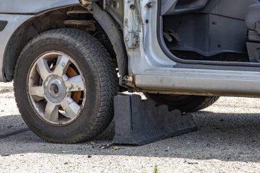 Araba kapıları kesilmiş, kaza mahallinde kurtarma operasyonu, acil servis tarafından parçalanmış bir araba cesedi.