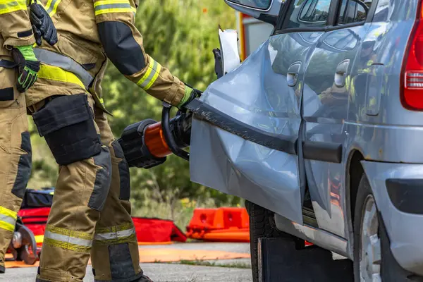 Kurtarma operasyonu sırasında, kapana kısılmış ve bilinci yerinde olmayan sürücüyü arabadan çıkarmak için üç itfaiyeci kaza yaptıktan sonra bir arabayı kesmiş.