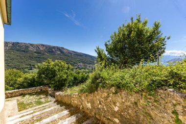 Bisiklet izleri, Croati 'deki KRK adasındaki Baska yakınlarındaki Jurandvor' da Tanrı 'nın Annesi Kilisesi' ne gidiyor.