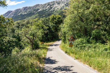 Bisiklet izleri, Croati 'deki KRK adasındaki Baska yakınlarındaki Jurandvor' da Tanrı 'nın Annesi Kilisesi' ne gidiyor.